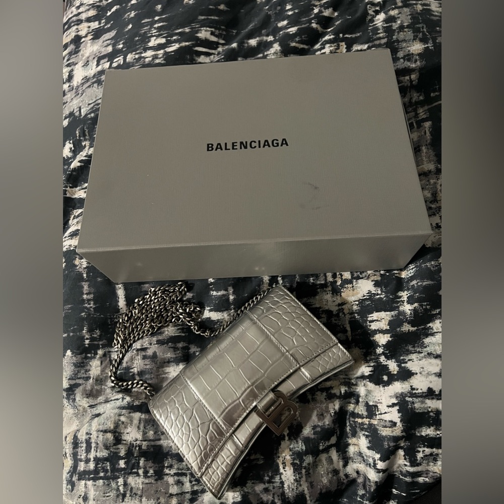 WOMEN'S  BALENCIAGA HOURGLASS WALLET ON CHAIN IN SILVER